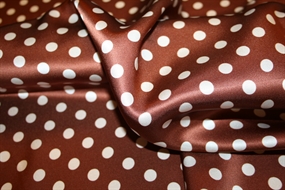 Brunt silke stof med hvide prikker