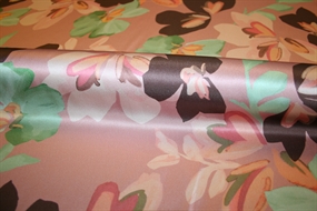 Satinvævet silke med blomster på en rosa bund