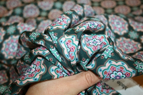 Silke -og viskoseblanding med ornamenter