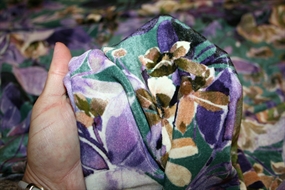 Lilla og grøn blomstret velour