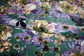 Lilla og grøn blomstret velour