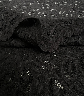 Elegant sort blomsterblonde med tungekanter