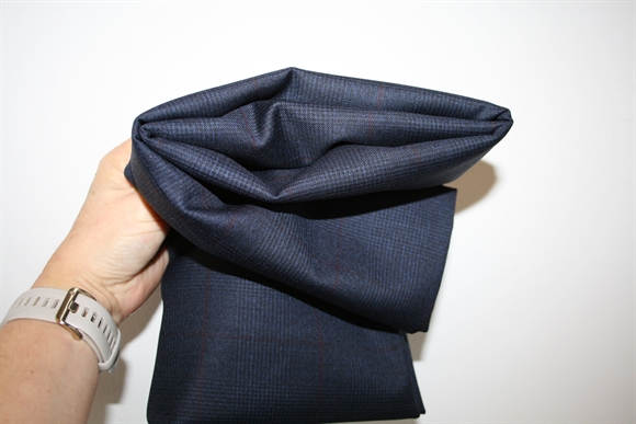 Stofrest 1,5 m. blå uld med bordeaux tern