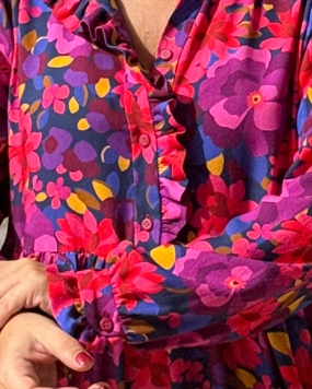 Symønster til skjortebluse og kjole med flæsedetaljer