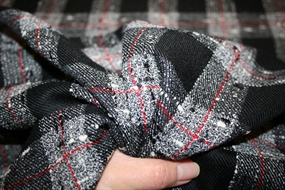 Ternet uldstof i grå, sort og rød