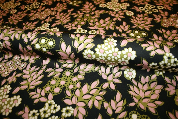 Fastvævet viskose stof med blomster på en sort bund
