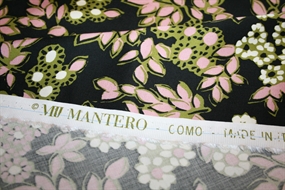 Fastvævet viskose stof med blomster på en sort bund