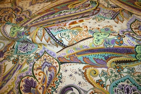 100% viskose med paisley print i sommerfarver
