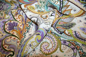 100% viskose med paisley print i sommerfarver