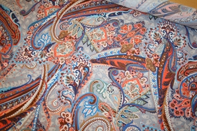 Viskose med paisley print på grå bund