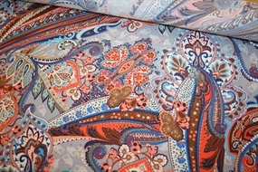 Viskose med paisley print på grå bund