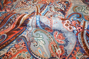 Viskose med paisley print på grå bund