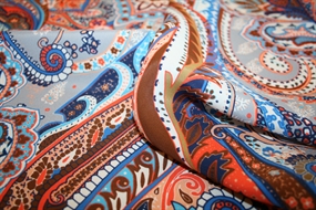 Viskose med paisley print på grå bund