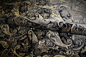 Sort velour med guld/sølv tryk