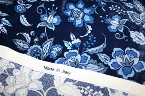 Blå blomstret velour i silke -og viskoseblanding