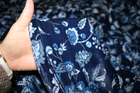 Blå blomstret velour i silke -og viskoseblanding