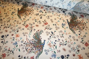 Satinvævet viskose med påfugle print