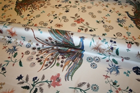 Satinvævet viskose med påfugle print