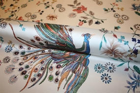 Satinvævet viskose med påfugle print