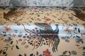 Satinvævet viskose med påfugle print