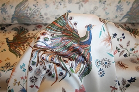 Satinvævet viskose med påfugle print