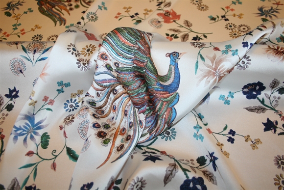 Satinvævet viskose med påfugle print