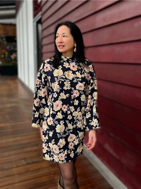 Flammet viskose stof med lyse blomster på en navy bund