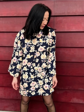 Flammet viskose stof med lyse blomster på en navy bund