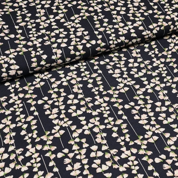 100% viskose crepe med blomster på en mørkeblå bund