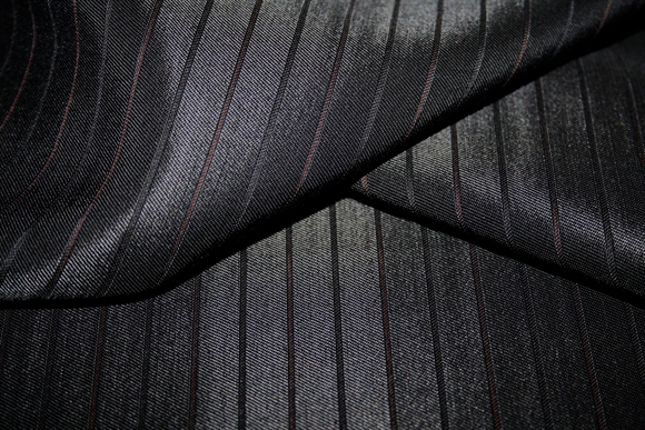 Sort og brun stribet viskose -og uldstof