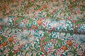 William Morris bomulds stof \'Golden Lily Fuchsia\'
